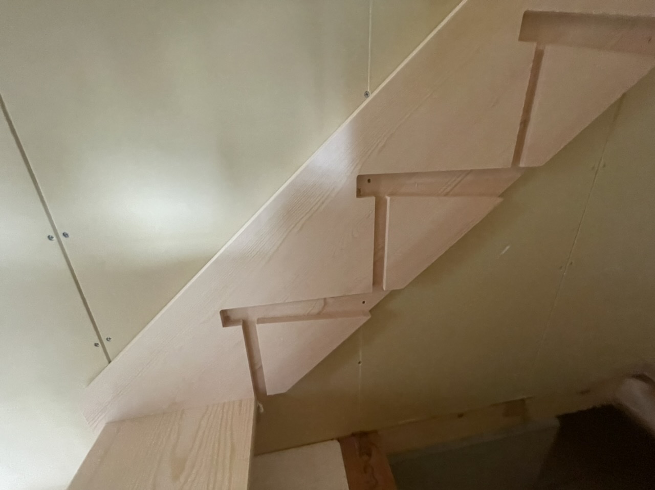 赤松無塗装の階段